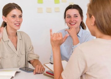 Язык жестов как неотъемлемый элемент развития безбарьерной среды