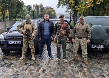 Захисники Харківщини отримали два автомобілі для бойових завдань