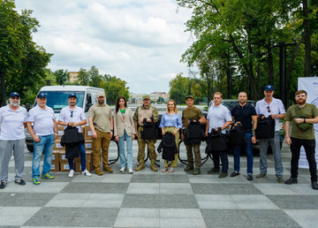 Защитникам Харьковщины передали бронежилеты и машину Защитникам Харьковщины передали бронежилеты и машину