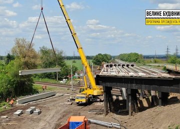 Завершен монтаж балок на путепроводе возле с.Граково