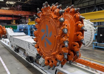 Завод «Свет шахтера» начал выпуск новых высокоресурсных очистных комбайнов Завод «Свет шахтера» начал выпуск новых высокоресурсных очистных комбайнов