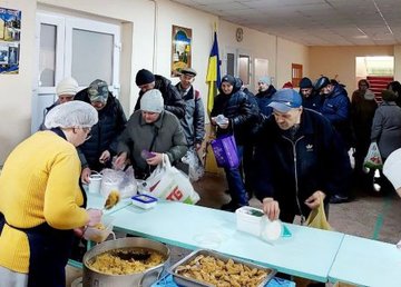 Жители Харькова получили более 10 миллионов порций бесплатных обедов Жители Харькова получили более 10 миллионов порций бесплатных обедов