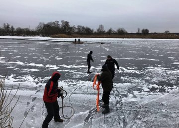 Зимовский район: водолазы подняли со дна реки тело погибшего рыбака, поиски еще одного человека продолжаются Зимовский район: водолазы подняли со дна реки тело погибшего рыбака, поиски еще одного человека продолжаются