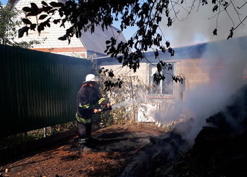 Золочевский район: пожар на частном дворе