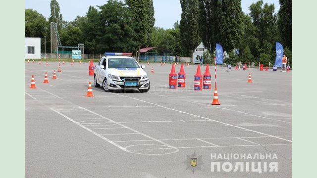 Будущие харьковские полицейские состязались в контраварийном вождении