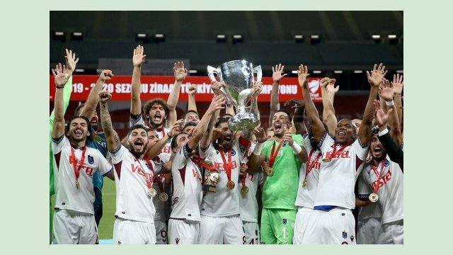 Бывший футболист «Металлиста» выиграл и поднял над головой кубок Турции Бывший футболист «Металлиста» выиграл и поднял над головой кубок Турции