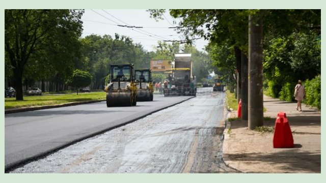 На бульваре Богдана Хмельницкого укладывают новый асфальт На бульваре Богдана Хмельницкого укладывают новый асфальт
