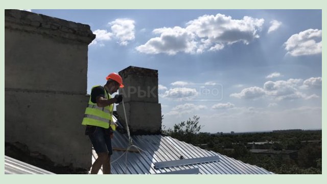 Коммунальщики ремонтируют крыши жилых домов Коммунальщики ремонтируют крыши жилых домов
