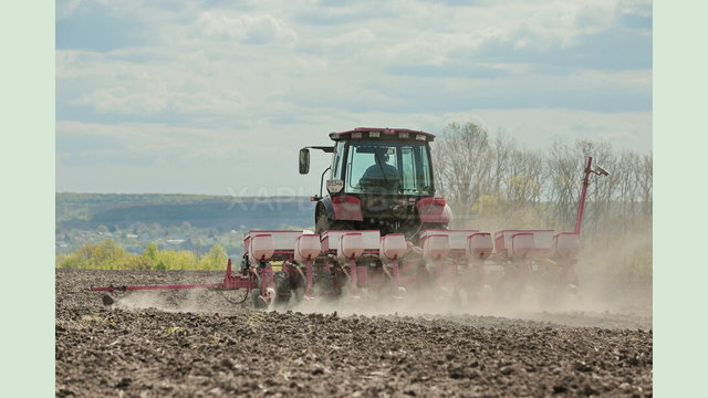 Аграрії Харківщини засіяли понад 230 тисяч гектарів полів Аграрії Харківщини засіяли понад 230 тисяч гектарів полів