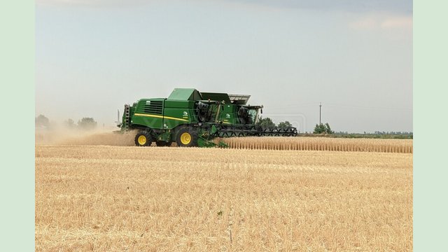 Аграрії Харківщини завершують збирати врожай озимих культур Аграрії Харківщини завершують збирати врожай озимих культур