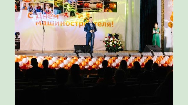 Алексей Кучер поздравил работников завода «Свет шахтера» с Днем машиностроителя Алексей Кучер поздравил работников завода «Свет шахтера» с Днем машиностроителя