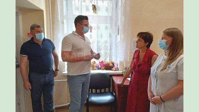 Антон Деньгуб ознакомился с работой центров массовой вакцинации в Изюмском районе