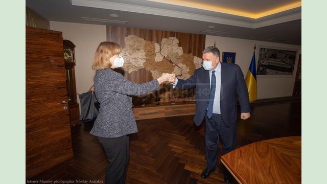 Арсен Аваков провел встречу с временным поверенным в делах США в Украине Кристиной Куин Арсен Аваков провел встречу с временным поверенным в делах США в Украине Кристиной Куин