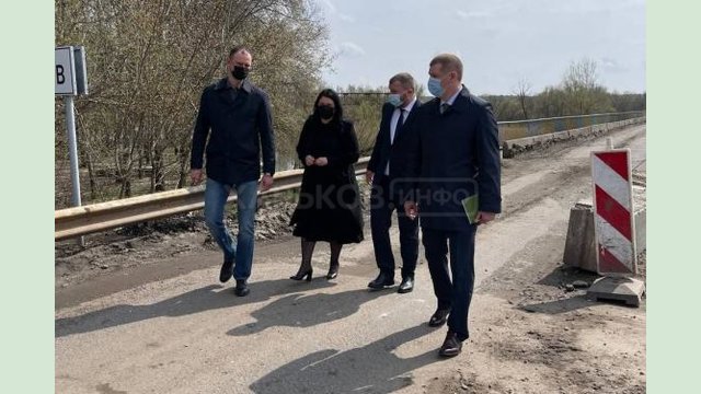Айна Тимчук ознакомилась с ходом ремонта моста на выезде из города Чугуева Айна Тимчук ознакомилась с ходом ремонта моста на выезде из города Чугуева
