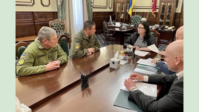 Айна Тимчук встретилась с командиром ОК «Восток» ВСУ генерал-майором Александром Нестеренко Айна Тимчук встретилась с командиром ОК «Восток» ВСУ генерал-майором Александром Нестеренко