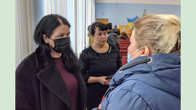 Айна Тимчук встретилась с жителями Двуречанского района, потерявшими дома в результате пожара Айна Тимчук встретилась с жителями Двуречанского района, потерявшими дома в результате пожара