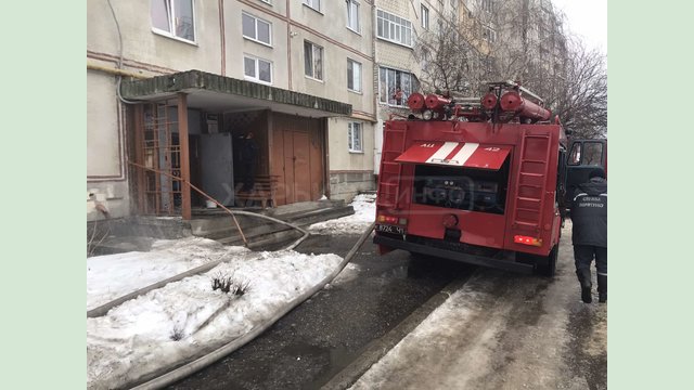 Балаклейский район: во время ликвидации пожара в 9-ти этажке пожарными были эвакуированы 7 человек, из них 2 подростка