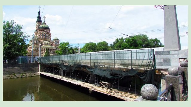 По Купеческому мосту до сентября закрывают движение транспорта