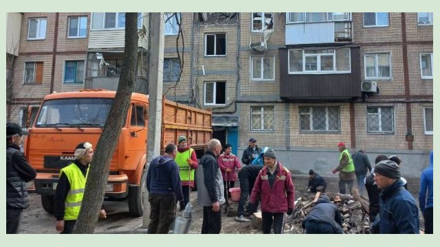 Более двух тысяч волонтеров помогают убирать город после массированных обстрелов