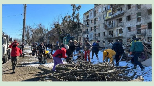 Более тысячи волонтеров помогают убирать Харьков после бомбардировок