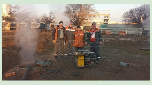 Бригады «Теплосетей» меняют поврежденные обстрелами трубопроводы Бригады «Теплосетей» меняют поврежденные обстрелами трубопроводы