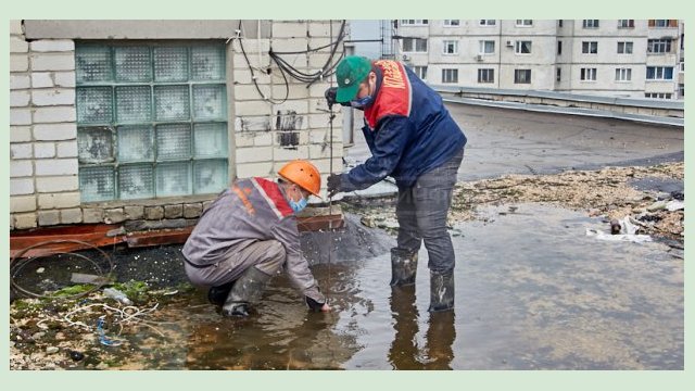 Бригады «Харьковводоканала» чистят водостоки и просят жителей не засорять их мусором