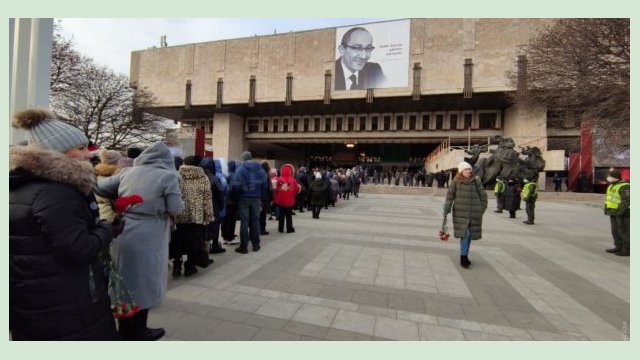 Десятки тысяч харьковчан простились с городским головой Десятки тысяч харьковчан простились с городским головой