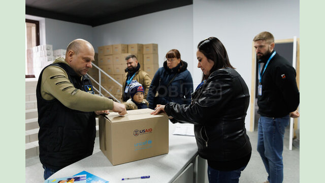 Діти в постраждалих громадах Харківщини отримують зимові речі від ЮНІСЕФ Діти в постраждалих громадах Харківщини отримують зимові речі від ЮНІСЕФ