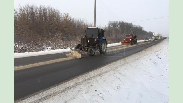 Для обеспечения проезда на дорогах в течение суток было задействовано 145 единиц спецтехники