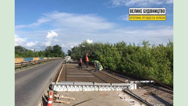 Дорожники бетонируют плиту на мосту через Северский Донец