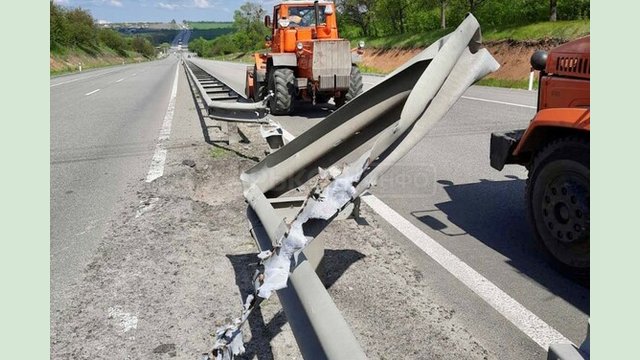 Дорожники Харьковщины продолжают ликвидировать последствия вражеских обстрелов