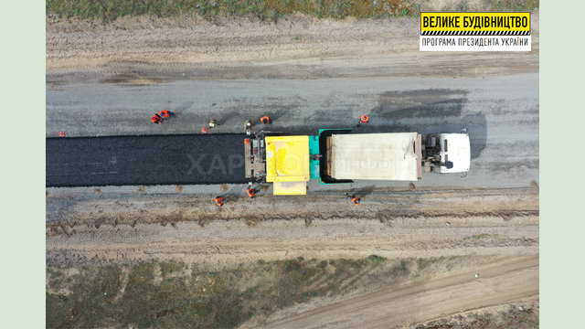 Дорожники начали укладку выравнивающего слоя на дороге Изюм-Оскол