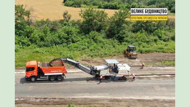 Дорожники ремонтируют 25 км пути Изюм – Барвенково Дорожники ремонтируют 25 км пути Изюм – Барвенково