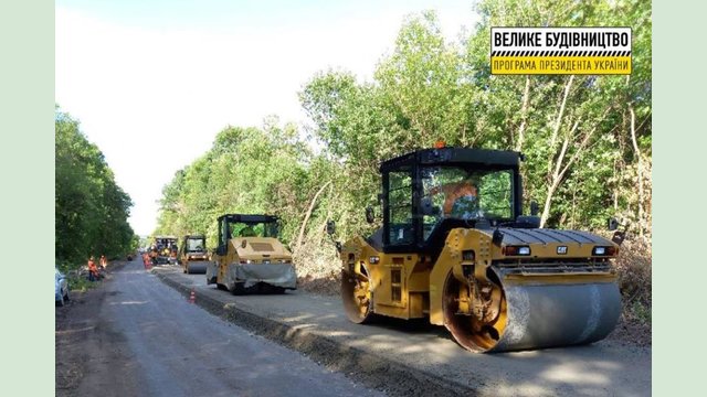 Дорожники уложили 3,8 км выравнивающего слоя асфальтобетона на дороге Пересечное - Березовское