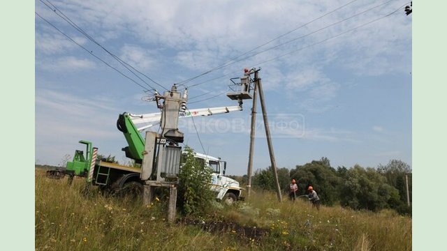 Енергетики завершують відновлювальні роботи у деокупованому селі Замулівка Вовчанської громади