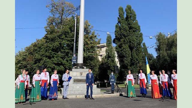 Флаг Украины - это символ мужества, чести и силы. Алексей Кучер Флаг Украины - это символ мужества, чести и силы. Алексей Кучер