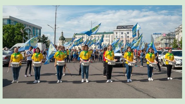 Флешмоб и шествие фанатов: в городе встретили возрождение «Металлиста» Флешмоб и шествие фанатов: в городе встретили возрождение «Металлиста»