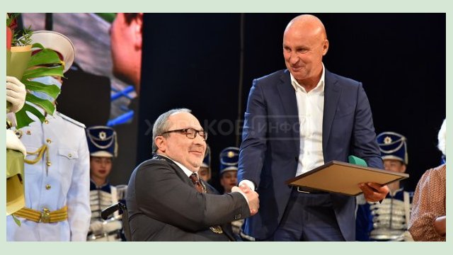 Геннадий Кернес вручил нагрудные знаки новым почетным гражданам города Геннадий Кернес вручил нагрудные знаки новым почетным гражданам города