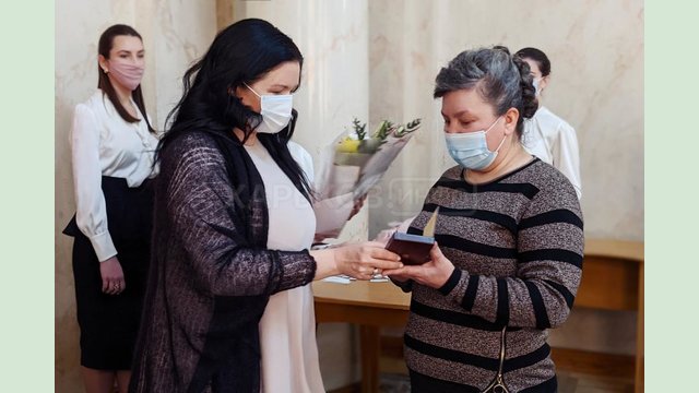 Глава Харьковской ОГА Айна Тимчук передала государственные награды выдающимся жителям области Глава Харьковской ОГА Айна Тимчук передала государственные награды выдающимся жителям области