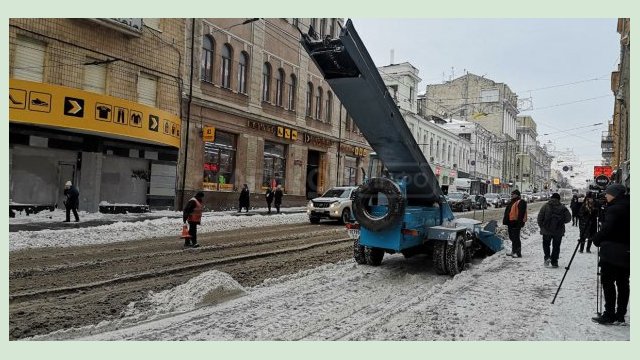 Харьков расчищают после снегопада