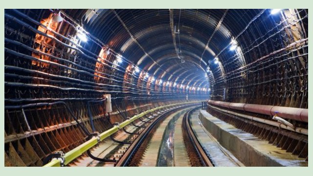 Харьковчанам запрещено перемещаться по тоннелям метро. Это опасно! Харьковчанам запрещено перемещаться по тоннелям метро. Это опасно!