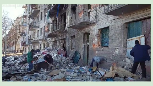Харьковчане вместе с коммунальщиками ликвидируют последствия вражеских обстрелов Харьковчане вместе с коммунальщиками ликвидируют последствия вражеских обстрелов
