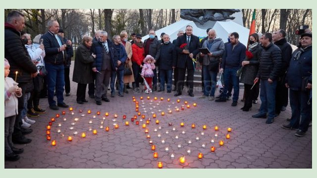 Харьковчане зажгли свечи в память о ликвидаторах Чернобыльской катастрофы Харьковчане зажгли свечи в память о ликвидаторах Чернобыльской катастрофы