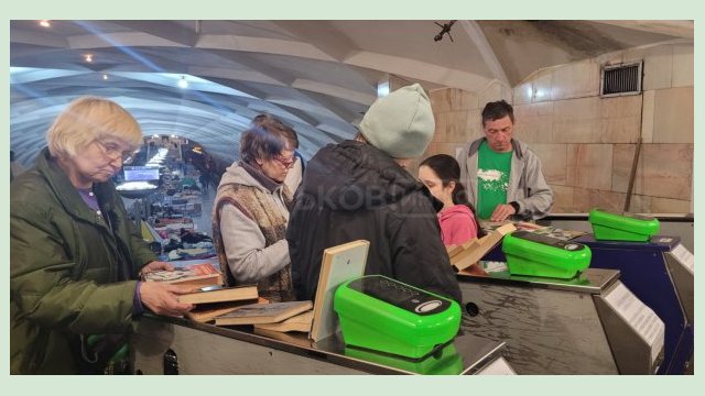 Харьковские библиотекари раздают книги в укрытиях Харьковские библиотекари раздают книги в укрытиях