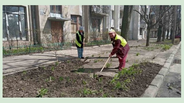 Харьковские дворники убирают придомовые территории