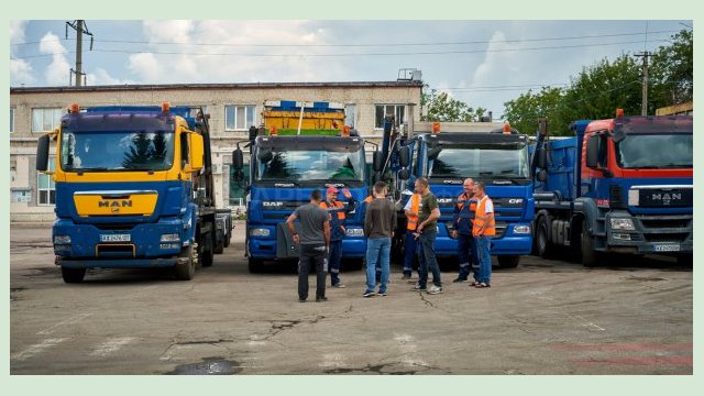 Харьковские коммунальщики получили спецтехнику от партнеров