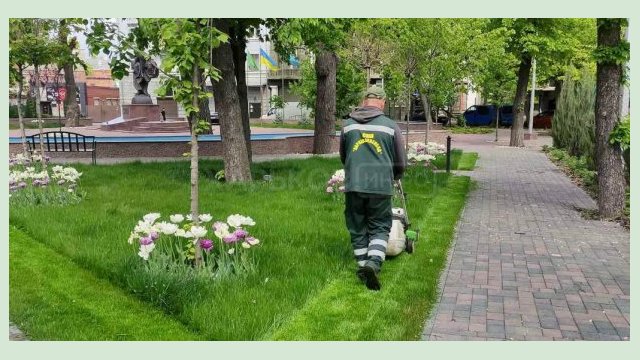 Харьковские коммунальщики продолжают благоустраивать город Харьковские коммунальщики продолжают благоустраивать город