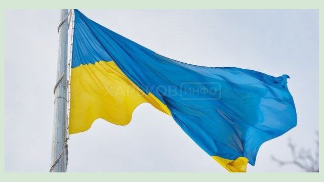 Харьковские коммунальщики следят за флагштоком Харьковские коммунальщики следят за флагштоком