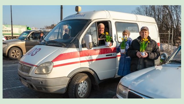 Харьковским врачам передали цветы