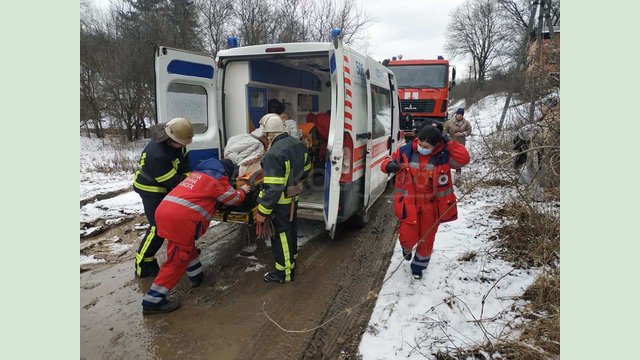 Харьковский район: спасатели оказали помощь больному, транспортировав его в автомобиль скорой помощи Харьковский район: спасатели оказали помощь больному, транспортировав его в автомобиль скорой помощи